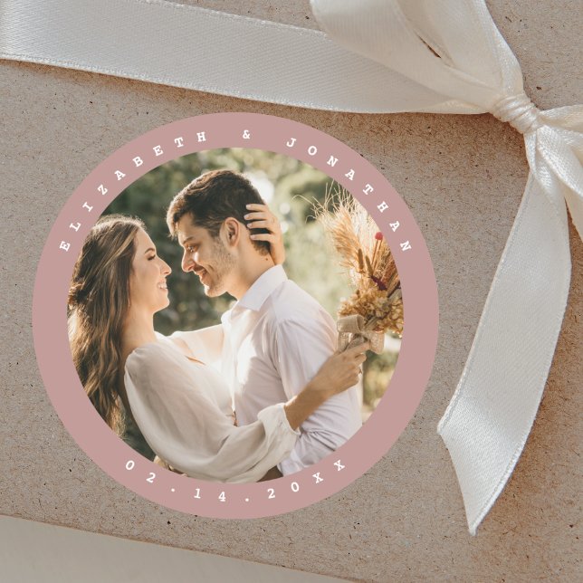 Elegantes Dusty Rose Blush Neutral Wedding Foto Runder Aufkleber (Von Creator hochgeladen)