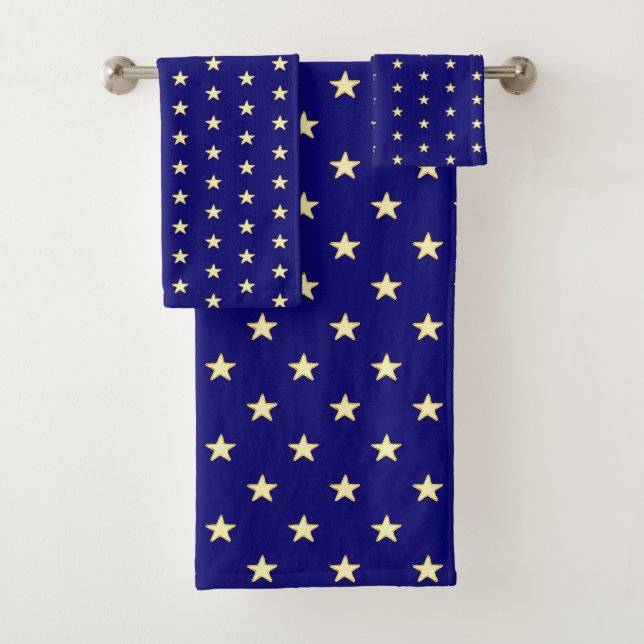Élégantes étoiles sur la serviette de bain bleu ma (En situation)