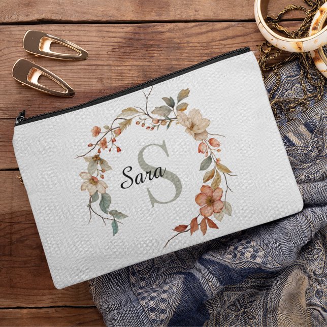 Elegantes Fall Watercolor Floral White Monogram Zubehörtasche (Von Creator hochgeladen)