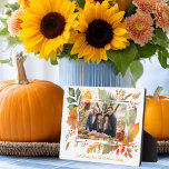 Elegantes Family Erntedank Herbstlaub Foto Fotoplatte<br><div class="desc">Diese hübsche Foto-Plakette aus Erntedank mit familiärer Atmosphäre zeigt Ihr Lieblingsfallfoto,  umgeben von wunderschönen Herbstblättern mit Aquarellfarben. Personalisieren Sie diese Bildergeschenke mit Ihren Segen im Herbst oder Ihrer Urlaubsbotschaft in Orange im Herbst.</div>