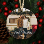 Elegantes First Christmas Foto Keepake Ornament<br><div class="desc">Einfach elegantes "First Christmas" Ornament für ein Paar's erstes Weihnachten oder ein frisch verheiratetes Paar das erste verheiratete Weihnachten. Das Ornament zeichnet sich durch ein zweiseitiges Foto-Design aus,  das mit personalisiertem,  benutzerdefiniertem Text versehen ist. Die weiße Textfarbe kann so geändert werden,  dass sie Ihr Foto ergänzt.</div>