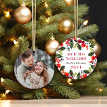 Elegantes First Christmas Greenerity Wedding Foto Ornament<br><div class="desc">Unser erstes Weihnachtsgeschmuck für die frisch verheirateten Paare zeichnet sich durch ein wunderschönes Aquarellkranzdesign mit grünen Blätter und roten Beeren aus. Das Urlaubspflanzengrün bildet einen Rahmen für den eleganten,  individuellen Mr. und Mrs. Passen Sie Ihre Lieblings-Hochzeit-Foto auf der Rückseite an.</div>