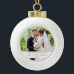 Elegantes First Christmas White Gold Foto Keramik Kugel-Ornament<br><div class="desc">Elegantes Drehbuch Unser erstes Weihnachtsgold Weißes Ornament mit Hochzeitsfest-Foto</div>