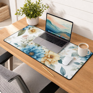 Elegantes florales Pastellblau und Gelb auf Weiß  Schreibtischunterlage