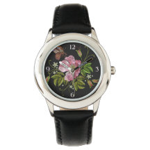 Elegantes florales Stickereimuster auf schwarzem H