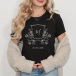Elegantes florales Wappen | Monogramm und Name T-Shirt<br><div class="desc">Dieses hübsche,  dunkle Shirt besticht durch ein elegantes Wappen mit weißer Blüte,  mit einem Monogramm in moderner Schriftzeichen und Ihrem Namen im klassischen Text. Das perfekte Geschenk für Braut,  Brautmädchen und Brautparty-Mitglieder.</div>