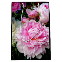Elegantes Foto aus rosa, blühenden Pinien