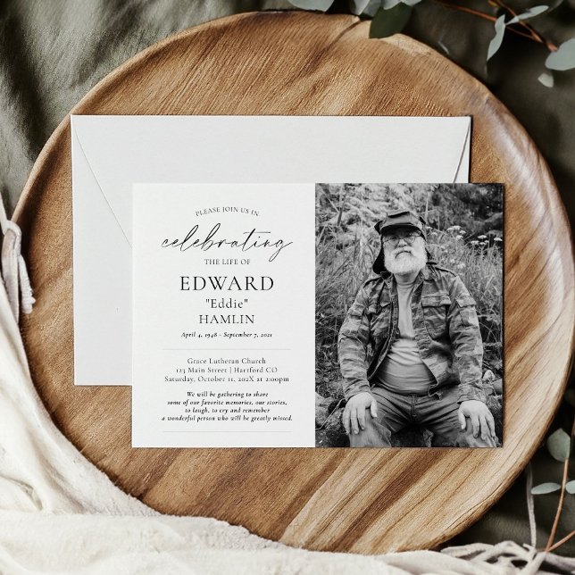 Elegantes Foto Beerdigung zum Gedenken an das Lebe Einladung (Celebration of life photo memorial funeral invitation. Shown with envelopes.)