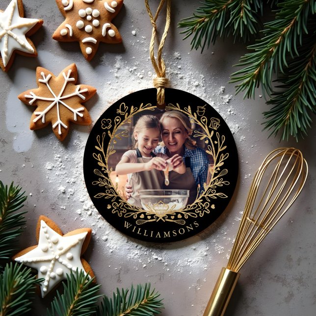 Elegantes Foto Bellinzona Keramik Ornament (Elegant Gold & Black family Baking Photo Wreath Ceramic Ornament)
