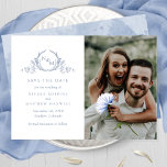 Elegantes Foto Dusty Blue Monogram Wedding Save The Date<br><div class="desc">Mit dieser auffälligen Hochzeit verkünden Sie Ihr Hochzeitstermin und sparen Sie die Datumskarte mit zwei Teilen vorne, zu den verlassen exquisiten handgezeichneten botanischen Monogramm elegant eingerahmten Paarinitialen in staubblauen und blauen Tönen mit Ihren Namen, Hochzeitstermin und Location Details und rechts mit Sektion für Ihr Foto. Zurück mit zarter Aquarellwäsche in...</div>