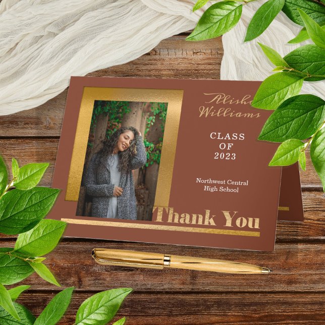 Elegantes Foto Graduate Gold Graduate Dankeskarte (Elegant and Modern Terracotta and Gold Tone One Photo Graduation Thank You Folded Card)