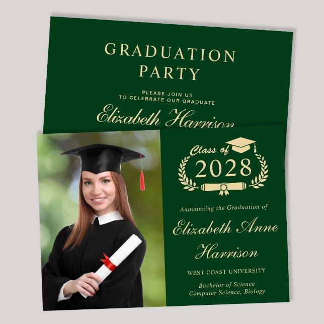Elegantes Foto Green Uni-Abschluss Party Einladung (An elegant college graduation party invitation to celebrate the graduate's achievements)