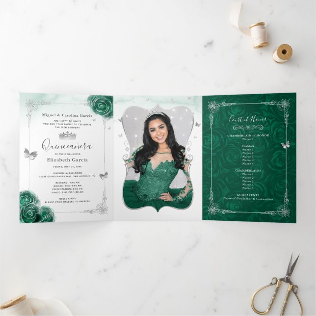 Elegantes Foto Grüne Rose Silver Quinceanera Dreifach Gefaltete Einladung (Innenseite)