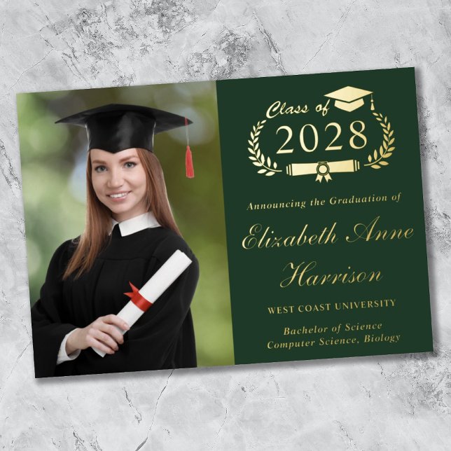 Elegantes Foto Grüner Abschluss Ankündigung (Share the pride and excitement of your graduate's achievement with friends and family near and far)