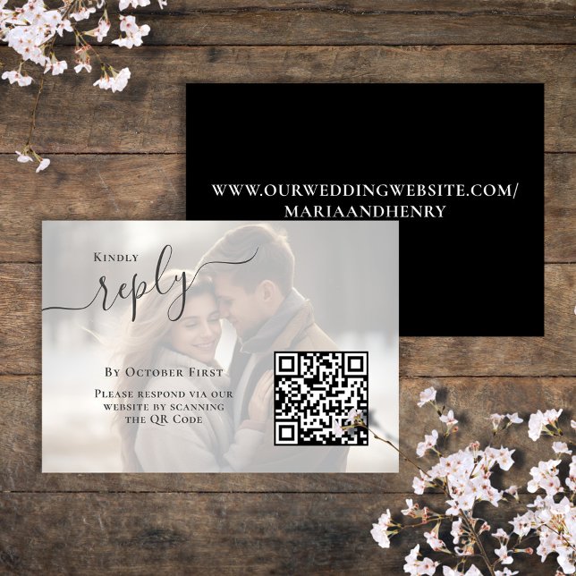 Elegantes Foto Hochzeit RSVP Qr Code Karte (Black and white photo reply card with elegant calligraphy script. )