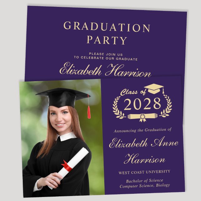 Elegantes Foto Lila Uni-Abschluss Party Einladung (An elegant college graduation party invitation to celebrate the graduate's achievements)