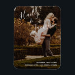 Elegantes Foto Moderne Hochzeit Magnet<br><div class="desc">Moderner Gastgeschenk Hochzeit Magnet mit einem einfachen Design mit Ihren Namen in einem eleganten, handgeschriebenen Drehbuch an der Spitze links und Ihre Hochzeitsdetails in der rechten Ausrichtung unten rechts, über Ihrem bevorzugten Foto. Die schicke Handschrift fügt diesem minimalistischen Design eine romantische Touch hinzu. Diese Magnete sind großartig als personalisierte Gastgeschenk...</div>