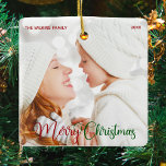 Elegantes Foto Red Green Script Weihnachten Keramikornament<br><div class="desc">Elegante frohe Weihnachtsschmuck mit wunderschöner kursiver Schrift in Rot und Grün. Dieses moderne Baby-Fotogeschenk mit prächtiger Typografie und Ihrem eigenen Text über dem kompletten Blutbild in Weiß am unteren Rand. Ideal,  um ein lächelndes Baby oder glückliches Kind zu feiern.</div>