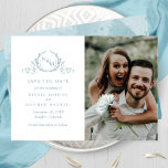 Elegantes Foto Sea Glass Monogram Wedding Save The Date<br><div class="desc">Ankündigen Sie Ihr Hochzeitstag mit dieser auffallenden Hochzeit speichern Sie die Dattelkarte mit zwei Sektionen auf der Vorderseite, zu den verlassen exquisiten handgezeichneten botanischen Monogramm elegant eingerahmten Paaren Initialen in Meeresglasfarben mit Ihren Namen und Hochzeitstermin und Standort Details und auf der rechten Seite mit Abschnitt für Ihr Foto. Zurück mit...</div>