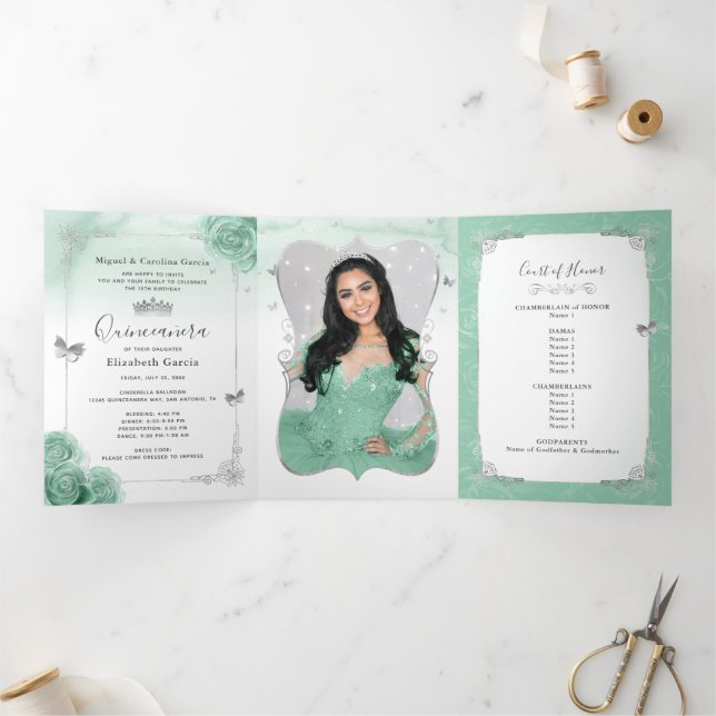 Elegantes Foto Silver und Seafoam Green Quinceñera Dreifach Gefaltete Einladung (Innenseite)