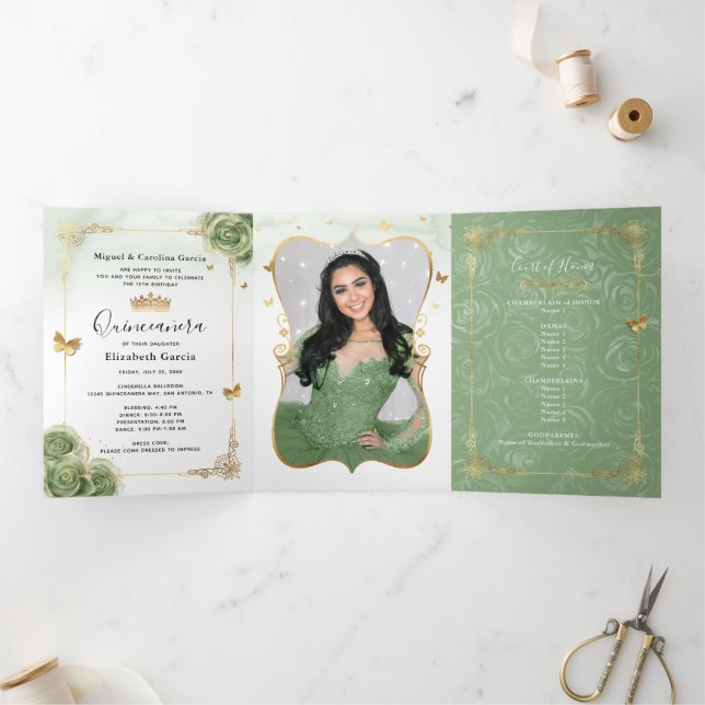 Elegantes Foto Spanische Sage Green Gold Quinceane Dreifach Gefaltete Einladung (Innenseite)