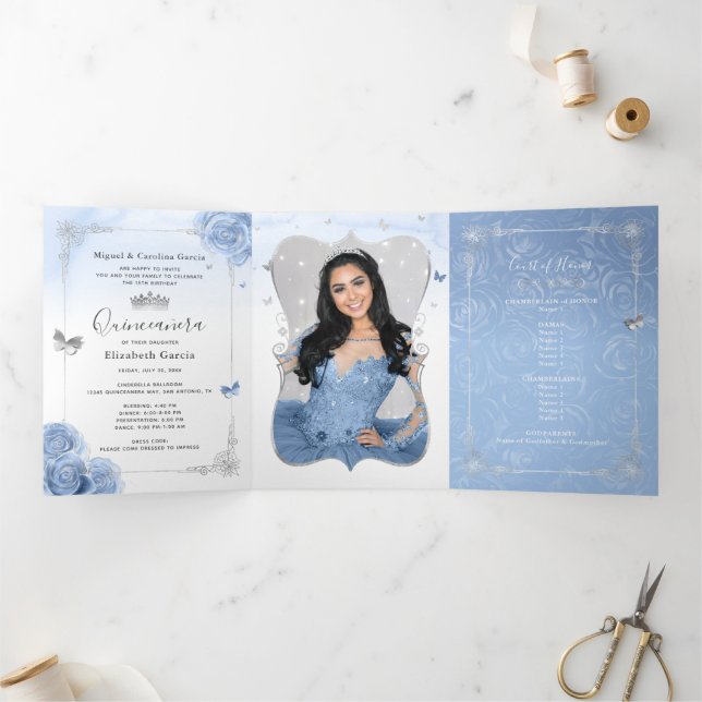 Elegantes Foto Spanish Baby Blue Silver Quinceaner Dreifach Gefaltete Einladung (Innenseite)