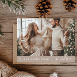 Elegantes, fröhliches, neutrales Foto Postkarte<br><div class="desc">Feiern Sie die Urlaubssaison mit dieser wunderbar minimalistischen Weihnachtsfotokarte in neutralen Tönen. Ideal, um Ihren Feiertagsgruß mit einer modernen und zeitlosen Touch zu versehen. Personalisieren Sie mit Ihrem Foto und individuelle Name und erstellen Sie eine einzigartige und elegante Karte, die von allen Ihren Lieben gepflegt wird. Ideal für diejenigen, die...</div>