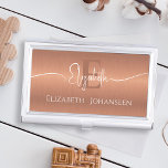 Elegantes, gebürstetes Kupfer-Metall, Girly Mit Mo Visitenkarten Dose<br><div class="desc">Erhöhen Sie Ihr Netzwerkspiel mit unserem eleganten Gehäuse für die Girly Monogram Visitenkarte aus Kupfer. Dieses elegante und individuell gestaltbare Gehäuse zeichnet sich durch ein raffiniertes, gebürstetes Kupfermetall aus. Machen Sie eine Aussage und verließ Sie einen bleibenden Eindruck auf Kunden und Mitarbeiter mit diesem stilvollen und praktischen Accessoire. Ob Sie...</div>