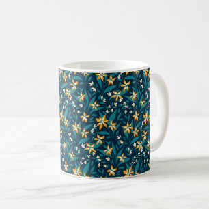 Elegantes gelbes Blumenmuster in dunkelgrünen Blät Kaffeetasse