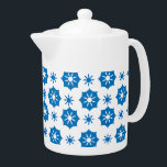Elegantes geometrisches, blau-weißes Muster<br><div class="desc">Moderne Teekanne mit elegantem geometrischem Blumenmuster in Blau und Weiß. Dieses Aussehen kann an Orten gehen und kann leicht in viele verschiedene Stile für Ihre Zuhause integriert werden,  einschließlich Bauernhaus,  entspannt und informell,  oder kochen. Matching-Elemente sind verfügbar. Ähnliche Designs gibt es auch.</div>