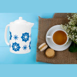 Elegantes geometrisches, blau-weißes Muster<br><div class="desc">Moderne Teekanne mit elegantem geometrischem Blumenmuster in Blau und Weiß. Dieses Aussehen kann an Orten gehen und kann leicht in viele verschiedene Stile für Ihre Zuhause integriert werden,  einschließlich Bauernhaus,  entspannt und informell,  oder kochen. Matching-Elemente sind verfügbar. Ähnliche Designs gibt es auch.</div>