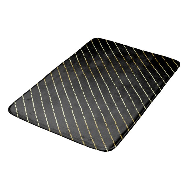 Elegantes geometrisches Goldenes Muster auf schwar Badematte (Schrägansicht)