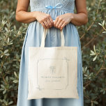 Elegantes Geschenk von Bow Ribbon Junggeselinnen-A Tragetasche<br><div class="desc">Machen Sie Ihren Junggeselinnen-Abschied unvergesslich mit unserem Bugband Junggeselinnen-Abschied Geschenk Tasche! Diese personalisierten Tasche verleihen Ihrem Fest Eleganz und Charme, indem Sie unseren handgezeichnet Bogen- und Lesebänder mit einem wunderschönen Blumenstrauß bewundern. Sie sind elegant, praktisch und mit einem persönlichen Flair gestaltet und eignen sich perfekt für Brautmädchen, Gastgeschenke, Hochzeitsgeschenke oder...</div>