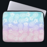 Elegantes Girly Steigungs-Ananas-Muster bunt Laptopschutzhülle<br><div class="desc">Trendy Ananasmuster in rosa,  in Lila,  Blau und Weiß.</div>