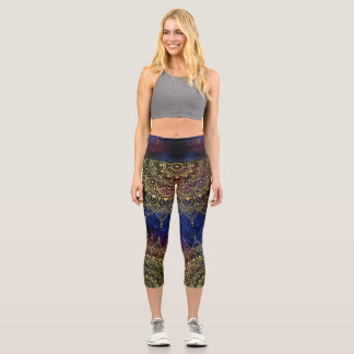 Elegantes Gold auf Dunkelnebel Flora Henna Mandala Capri Leggings