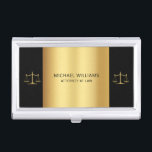 Elegantes Gold auf schwarzer Skala des Rechtsanwal Visitenkarten Dose<br><div class="desc">Dieser elegante Visitenkartenkoffer für Anwälte besticht durch ein Imitat goldener Maßstäbe für Gerechtigkeit auf beiden Seiten auf schwarz. In der Mitte ist es Gold mit Ihrem Namen und Beruf in einer modernen schwarzen Typografie zu personalisieren. Arbeiten Sie stilvoll! Entworfen von Susan Coffey.</div>