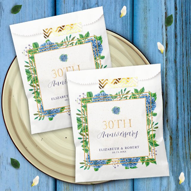 Elegantes Gold Blue Hydrangea Party zum 30. Jubilä Geschenktütchen (Von Creator hochgeladen)