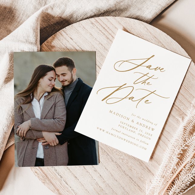 Elegantes Gold Calligraphy Foto Wedding Save The Date (Von Creator hochgeladen)