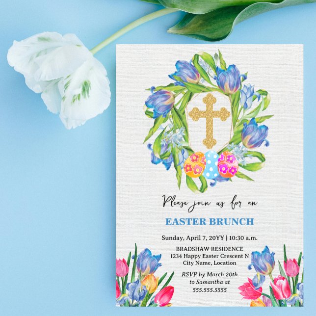 Elegantes Gold Cross Ostereier Einladung (Elegant gold cross, tulip wreath and Easter egg brunch invitation front view.)