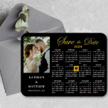 Elegantes Gold Glitzer Script Foto Save the Date Magnet<br><div class="desc">Elegantes Gold Glitzer Script "Save the Date" Magnet mit 2024 Jahreskalender mit einem schönen Foto. Lass deiner Familie, Freunden und Kollegen, dass du mit diesem eleganten Magneten ein Set für deine Hochzeitsfeier hast. Um den goldenen Herz-Marker zu verschieben > klicken Sie auf blau "Personalisieren" > Nach unten scrollen > klicken...</div>