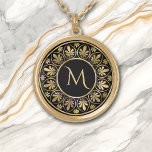 Elegantes Gold Leaf Border Monogram Vergoldete Kette<br><div class="desc">Diese elegante Halskette mit goldfarbenem Monogramm auf einem dramatischen schwarzen Hintergrund. Das Monogramm wird durch eine kreisförmige Konstruktion gerahmt,  bei der die Blätter und wirbelnde Bilder um den Rand wiederholt werden. Schön!</div>