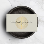 Elegantes Gold Leaf Logo auf Light Tan Visitenkarte<br><div class="desc">Ein elegantes Imitat mit goldenem Blattmuster-Set in einem Kreis mit Ihrem Namen oder Firmennamen auf der Oberseite schafft ein faszinierendes und raffiniertes Logo für Ihre Marke. © 1201AM CREATIVE</div>