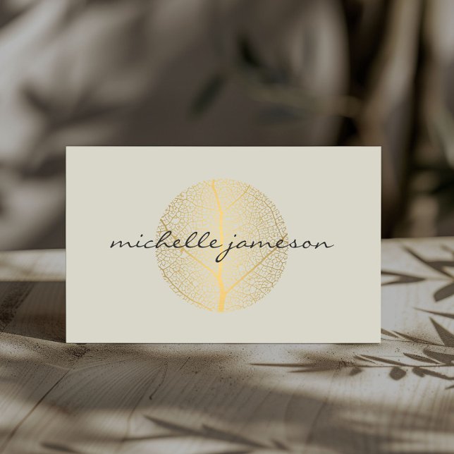 Elegantes Gold Leaf Logo auf Light Tan Visitenkarte (Von Creator hochgeladen)