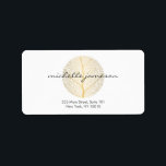 Elegantes Gold Leaf Logo auf Weiß Adressaufkleber<br><div class="desc">Ein elegantes Motiv aus einem goldenen Blattmuster in kreisförmiger Form wird mit Ihrem Namen oder Firmennamen in diesem stilvollen Retourenlabel-Design kombiniert. Persönlich für Sie,  egal wie Sie es mögen,  Ideal für Salons,  Wellness-Center,  Life Coaches,  Wellness-Center,  Hautpflegemarken und vieles mehr. Originale Kunst und Design © 1201AM Design Studio</div>