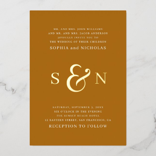 Elegantes Gold Light Brown Typografie Detail Hochz Folieneinladung (Vorderseite)