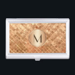 Elegantes Gold-Muster mit Monogramm Visitenkarten Dose<br><div class="desc">Ein einzigartiges,  metallisches Aussehen-Fliesenmuster der Rose mit koordinierender Mono-Medaille,  die an das Mono oder den Text Ihrer Wahl angepasst werden kann. Wenn Sie den Schriftart ändern möchten,  wählen Sie den Button "Anpassen" und Sie sind alle Set.</div>