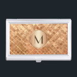 Elegantes Gold-Muster mit Monogramm Visitenkarten Dose<br><div class="desc">Ein einzigartiges,  metallisches Aussehen-Fliesenmuster der Rose mit koordinierender Mono-Medaille,  die an das Mono oder den Text Ihrer Wahl angepasst werden kann. Wenn Sie den Schriftart ändern möchten,  wählen Sie den Button "Anpassen" und Sie sind alle Set.</div>