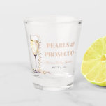 Elegantes Gold Perlen und Prosecco Brautparty Schnapsglas<br><div class="desc">Genießen Sie die Eleganz unserer eleganten Perlen aus Gold und Prosecco Brautparty Shot Glass. Dieses exquisite Schuss-Glas strahlt Raffinesse aus, besticht durch schimmernde Goldakzente und zarte Perlen, die perfekt den feierlichen Geist Ihres Brautparty ergänzen. Schlürfen Sie Ihren Lieblings-Likör oder Toast mit einem Foto von Prosecco im Stil, während Sie unvergessliche...</div>