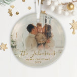 Elegantes Gold Script Family Foto Frohe Weihnachte Ornament Aus Glas<br><div class="desc">Elegante Gold Hand "Frohe Weihnachten" Script Familie Foto Ornament. Enthält Ihr Lieblings-Foto,  Kalligrafiebetext "Familienname" in handgeschriebener Schrift,  mit fröhlicher Weihnachtsschrift und Jahr. Einfach zu personalisieren. Foto Tipp: Zuschneiden Sie Ihr Foto auf quadratisches Formular,  bevor Sie es hochladen.</div>