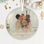 Elegantes Gold Script Family Foto Frohe Weihnachte Ornament Aus Glas<br><div class="desc">Elegante Gold Hand "Frohe Weihnachten" Script Familie Foto Ornament. Enthält Ihr Lieblings-Foto "Frohe Weihnachten" Kalligrafietext in handgeschriebener Schrift,  Familienname und Jahr. Einfach zu personalisieren. Foto Tipp: Zuschneiden Sie Ihr Foto auf quadratisches Formular,  bevor Sie es hochladen.</div>